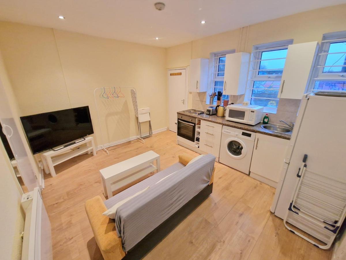 Super Studio With Two Bedrooms - Five Minutes From The Station! London Exterior foto