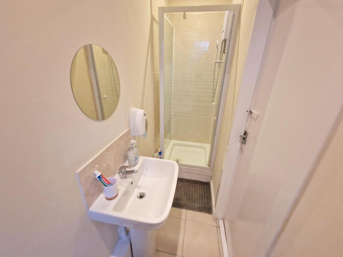 Super Studio With Two Bedrooms - Five Minutes From The Station! London Exterior foto